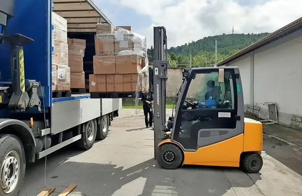 Pripadniki CZ so pred ponovnim odprtjem poskrbeli za razdelitev 
zaščitne opreme šolam in vrtcem. 