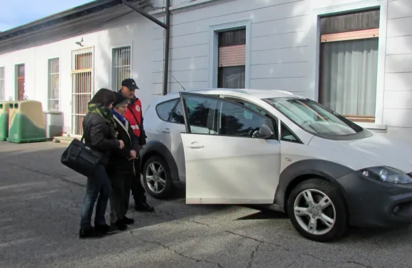  

Starejše že dva tedna ponovno vozijo  po nujnih opravkih, vendar 
samo po enega v avtomobilu.