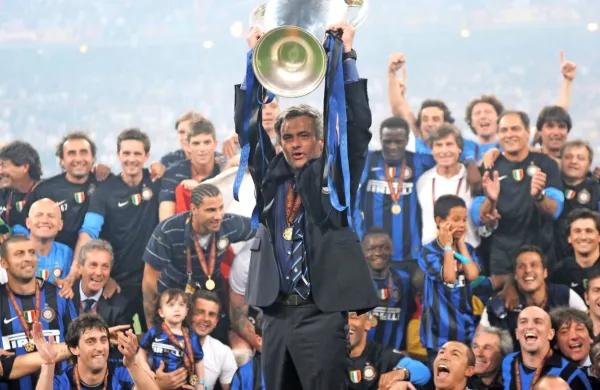 Inter z Josejem Mourinhom (v ospredju) je pred desetletjem 
osvojil ligo prvakov v Madridu.