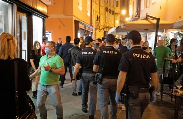 Policija je v Trstu med drugim oglobila štiri lastnike lokalov, ki niso 
upoštevali predpisov.