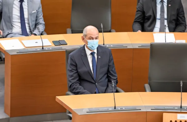 Država po besedah premierja Janeza Janše nima toliko denarja, 
da bi lahko plačala ves izpad zaradi epidemije novega koronavirusa.