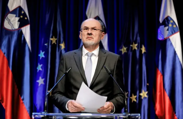 Slovenija aktivno dela v smeri odpiranja meja s sosednjimi 
državami, je na današnji novinarski konferenci zatrdil vladni 
govorec Jelko Kacin.