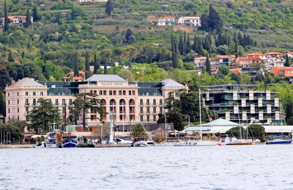 Slovenija zaradi ukrepov za zajezitev epidemije novega koronavirusa aprila ni zabeležila turističnih prihodov, prenočitev v 
turističnih nastanitvenih obratih pa je bilo po začasnih podatkih le 
okrog 11.000, kar je 99 odstotkov manj kot aprila lani.