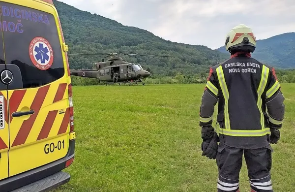 Motorista so s posoške ceste odpeljali naravnost v ljubljanski 
klinični center. 