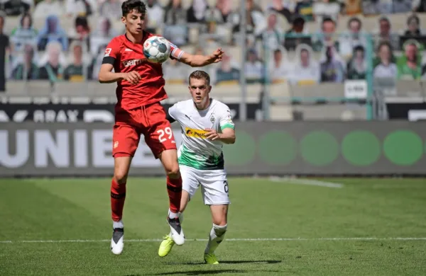 Kai Havertz (z žogo) je bil prvo ime dvoboja v Mönchendgladbachu, 
kjer so bili na tribunah virtualni navijači oziroma lutke s podobami 
gledalcev, ki so plačali svoj sedež za dobrodelne namene. 