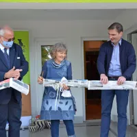 V  CUP so včeraj dokazali tudi, za kaj vse je ponovno uporabno časopisje. Namesto traku so Rodolfo 
Ziberna, Ana Jug in Klemen Miklavič  prerezali v trak spete  Primorske novice. 