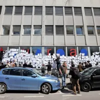 Akcija za kulturo pročelje ministrstva polepila z apeli
