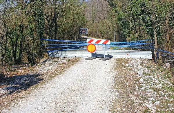 Pot med vasema Mihele na naši in Draga na italijanski strani so v 
času epidemije zaprli z ovirami in znaki.