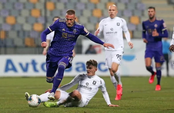 Branilec naslova Maribor (v vijoličastih dresih) in Olimpija se bosta 
v nadaljevanju sezone pomerila še enkrat, in sicer v 30. krogu v 
Stožicah. 