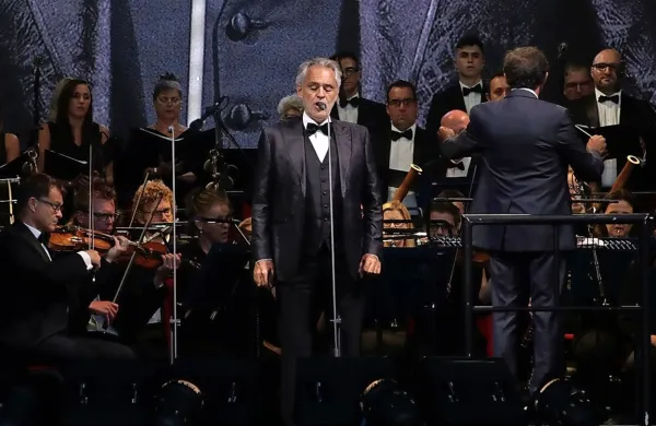10. marca, tri dni po odpovedanem koncertu v ljubljanskih 
Stožicah, je Andrea Bocelli izvedel, da je bil okužen z novim 
koronavirusom.