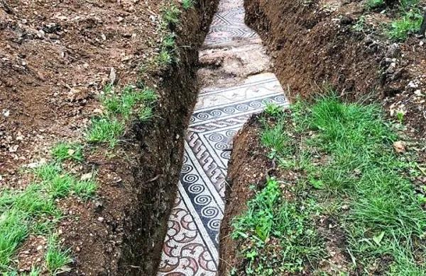 V vinogradu na severu Italije so arheologi po več desetletjih 
iskanja odkrili rimski mozaik.