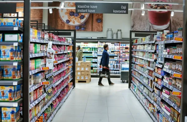 Poslanci v prvi obravnavi podprli predlog nedeljskega zaprtja trgovin