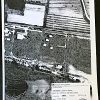 Načrt, s katerim Rok Cvetkov dokazuje, da so na njegovi parceli v 
preteklosti že stale montažne hišice, zato meni, da ima pravico do 
nadomestne gradnje. 