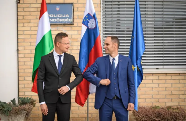 Zunanja ministra Slovenije in Madžarske Anže Logar (desno) in 
Peter Szijjart