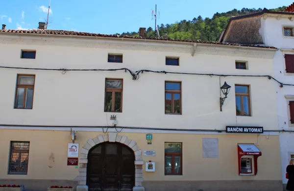 Sedež občine bodo po prenovi selili na drugo stran trga. 