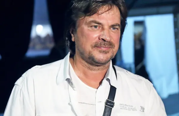 Bivši pevec skupin Bijelo dugme in Divlje jagode Alen Islamović se 
je vrnil v rojstni Bihać v Bosni in Hercegovini, kjer se namerava 
politično udejstvovati ter oblikovati neodvisno politično listo.