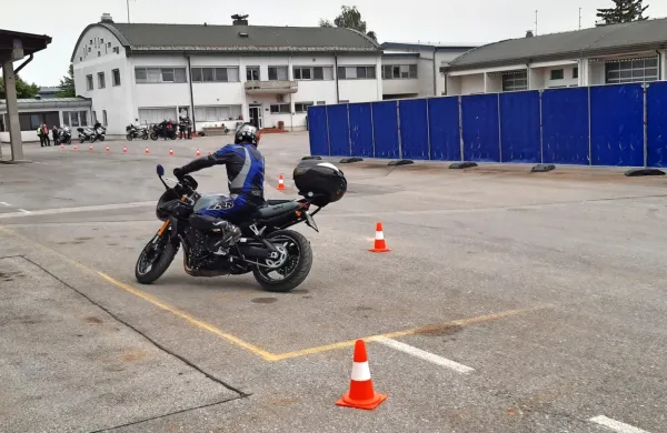 Minulo soboto so se motoristi izobraževali na delavnicah varne 
vožnje v Postojni. 