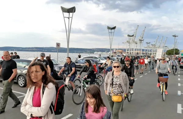 Protest na Ukmarjevem trgu v Kopru