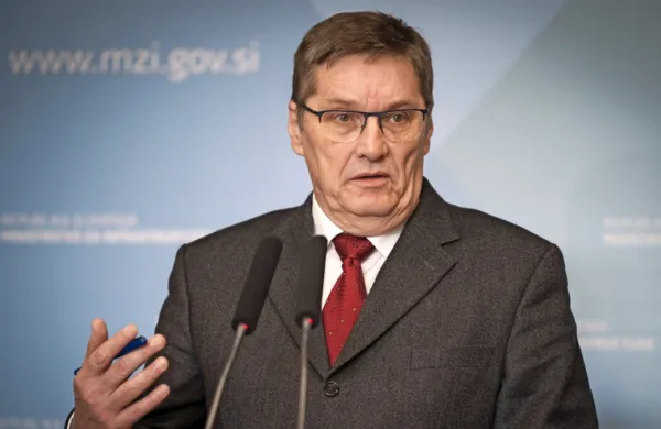 Predsednik projektnega sveta Jadran Bajec je opozoril, da postopki, ki bi privedli do polne dvotirnosti drugega tira med Divačo 
in Koprom, potekajo prepočasi in predrago. 