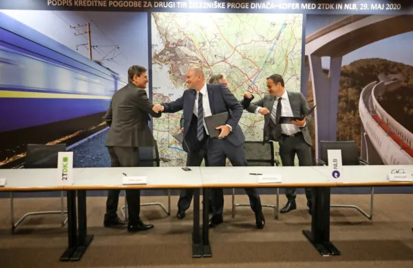 Predstavniki družbe 2TDK in NLB so danes podpisali 112,5 
milijona evrov vredno pogodbo za financiranje drugega tira. 
Ljubljana, 2TDK. Takole so si čestitali direktor 2TDK Marko 
Brezigar, generalni direktor 2TDK Dušan Zorko, predsednik uprave 
NLB Blaž Brodnjak in pomočnik uprave za korporativno in 
investicijsko bančnistvo v NLB Andrej Lasič.