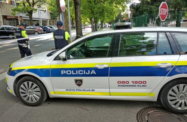 Policisti in kriminalisti so bili po torkovem streljanju v Rejčevi ulici 
še dolgo v noč. Našli so tudi več tulcev, ki so jih zavarovali in 
poslali na analizo.   