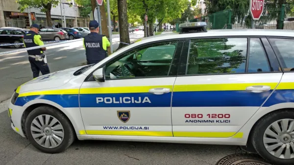 Policisti in kriminalisti so bili po torkovem streljanju v Rejčevi ulici 
še dolgo v noč. Našli so tudi več tulcev, ki so jih zavarovali in 
poslali na analizo.   