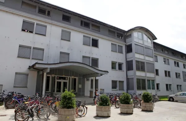 NIJZ priporoča, naj se študenti v študentske domove vračajo 
postopno, upoštevajoč prioritete, kot so za zaključek študijskih 
obveznosti ali reševanje socialno ekonomskih problemov.