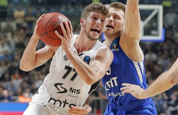 Aleksej Nikolić (levo) v dresu Partizana, kamor se po posoji v Treviso, ki jo sam ocenjuje za pozitivno odločitev, znova vrača.