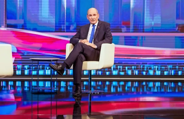 Premier Janez Janša je v pogovoru za TV Slovenija zavrnil 
ugibanja o rekonstrukciji vlade, dejal je, da o tem ne razmišlja.