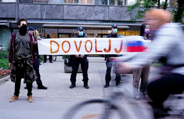 Pred stavbo Televizije Slovenija v Ljubljani se je včeraj pozno 
popoldne zbrala gruča ljudi, med njimi tudi protestniki na kolesih, 
ki že nekaj časa protestirajo proti vladi. 