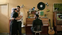 Glasbena brata Elliot Udo (André Holland) na klavirju in Farid 
(Tahar Rahim) v objemu žene Amire (Leila Bekhti).