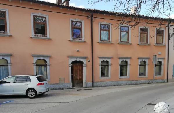 Kljub drugačnim napovedim se prenova prostorov, kjer bo zaživel 
dnevni  center za varstvo starejših, še ni začela. 