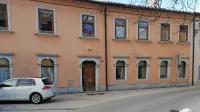 Kljub drugačnim napovedim se prenova prostorov, kjer bo zaživel 
dnevni  center za varstvo starejših, še ni začela. 