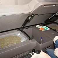 Vreče s konopljo so policisti odkrili tudi pod ležiščem v kabini 
tovornjaka. 