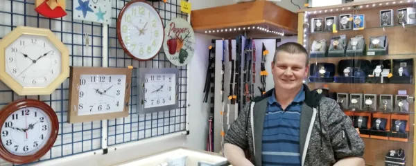 Erik Žele že 25 let živi z urami. “To je moja služba in moj hobi 
obenem,” pravi.