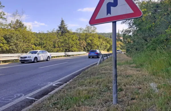 Tržačan je silovito trčil v drog znaka, ki označuje nevarne ovinek 
na šmarski cesti. 