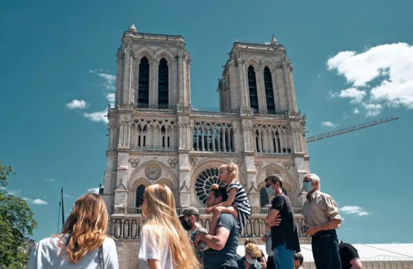 Več kot eno leto po požaru v znameniti pariški katedrali Notre-Dame so danes znova odprli trg pred cerkvijo.