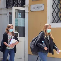 Na maturo z maskami