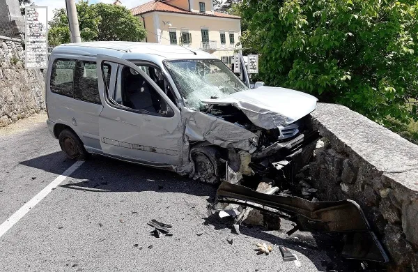 Trčil v obcestni zid