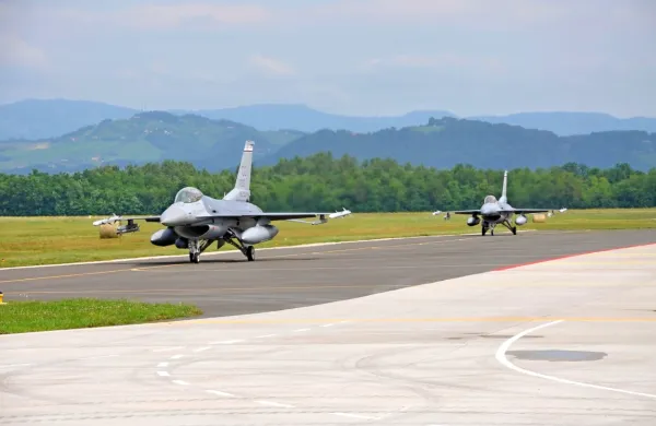 Pripadnikom 15. polka vojaškega letalstva Slovenske vojske s 
pilatusi se bo nekaj po 13. uri na Jesenicah pridružilo šest 
ameriških lovcev F-16.
