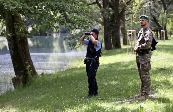 Policija je danes začela poostren nadzor državne meje s Hrvaško, 
kamor je dodatno prerazporedila več kot 1000 policistov.