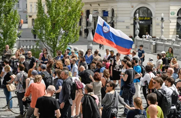 Začela se je na Prešernovem trgu, od koder se je povorka približno 
500 ustvarjalcev podala do ministrstva za kulturo. 