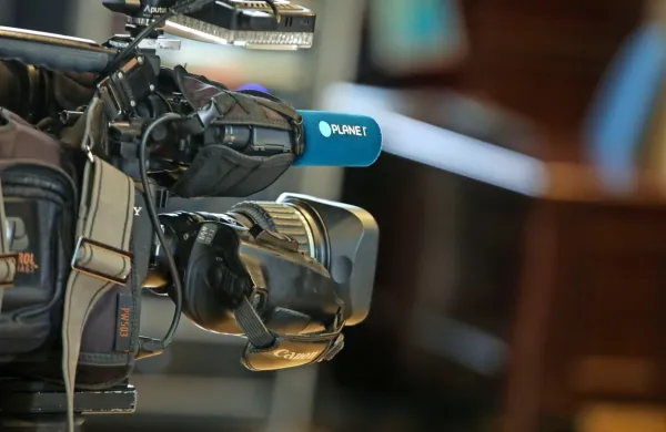 Ponudbo za nakup Telekomove hčerinske družbe Planet TV sta po 
informacijah spletnega portala Necenzurirano oddala madžarska 
televizijska hiša TV2 in hrvaški podjetnik Ivan Čaleta. 