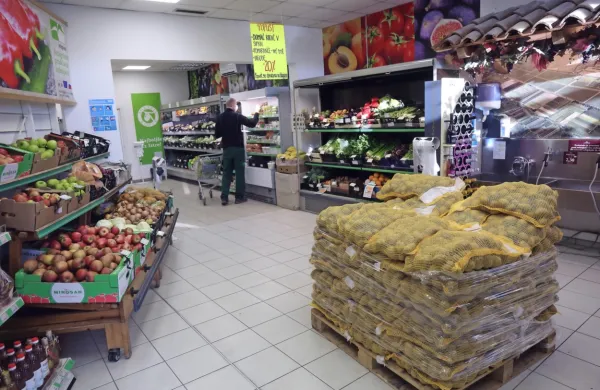 Direktor Agrarie Robert Fakin trdi, da nedeljskega izpada dohodka 
ne bodo mogli nadomestiti v ponedeljek, saj bodo potrošniki odšli 
v najbližjo odprto trgovino, kar pomeni čez mejo.