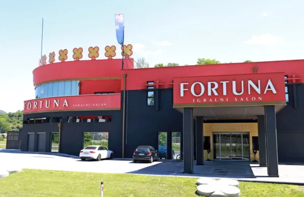 V igralnem salonu Casino Fortuna, kjer imajo že več kot dva 
meseca zaprta vrata, so včeraj odpustili devet zaposlenih.
