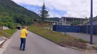 Od  gostega zelenja, ki je sosedom tovarniškega kompleksa blažilo  neljube vplive, je ostala le trava.