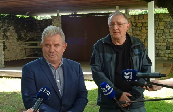 Minister za okolje in prostor Andrej Vizjak (levo) in direktor Parka 
Škocjanske jame Stojan Ščuka