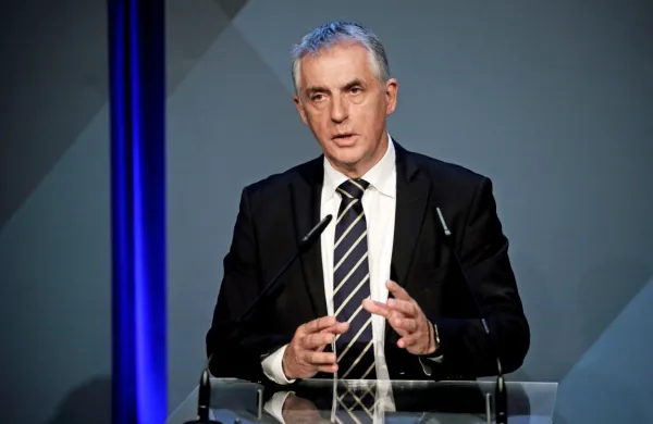 Minister za zdravje Tomaž Gantar je danes zanikal obstoj kakršnihkoli seznamov starostnikov, ki v primeru okužbe z novim 
koronavirusom ne bi bili deležni bolnišničnega zdravljenja