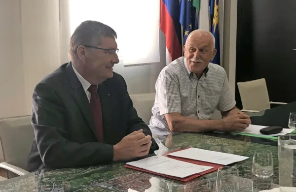 Nadzorni odbor Mestne občine Koper je na današnji novinarski 
konferenci predstavil poročila, v katerih je ugotavljal gospodarnost, smotrnost in učinkovitost pri vodenju poslov občinske 
uprave v preteklih letih. Na fotografiji z leve predsednik Jadran 
Bajec in Edmond Gašpar.