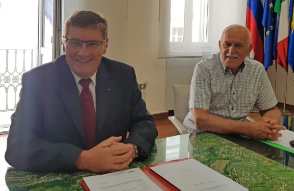Predsednik nadzornega odbora MOK Jadran Bajec (levo) in njegov 
namestnik Edmond Gašpar ugotavljata, da občina v preteklosti  
nekaterih poslov ni vodila gospodarno.  